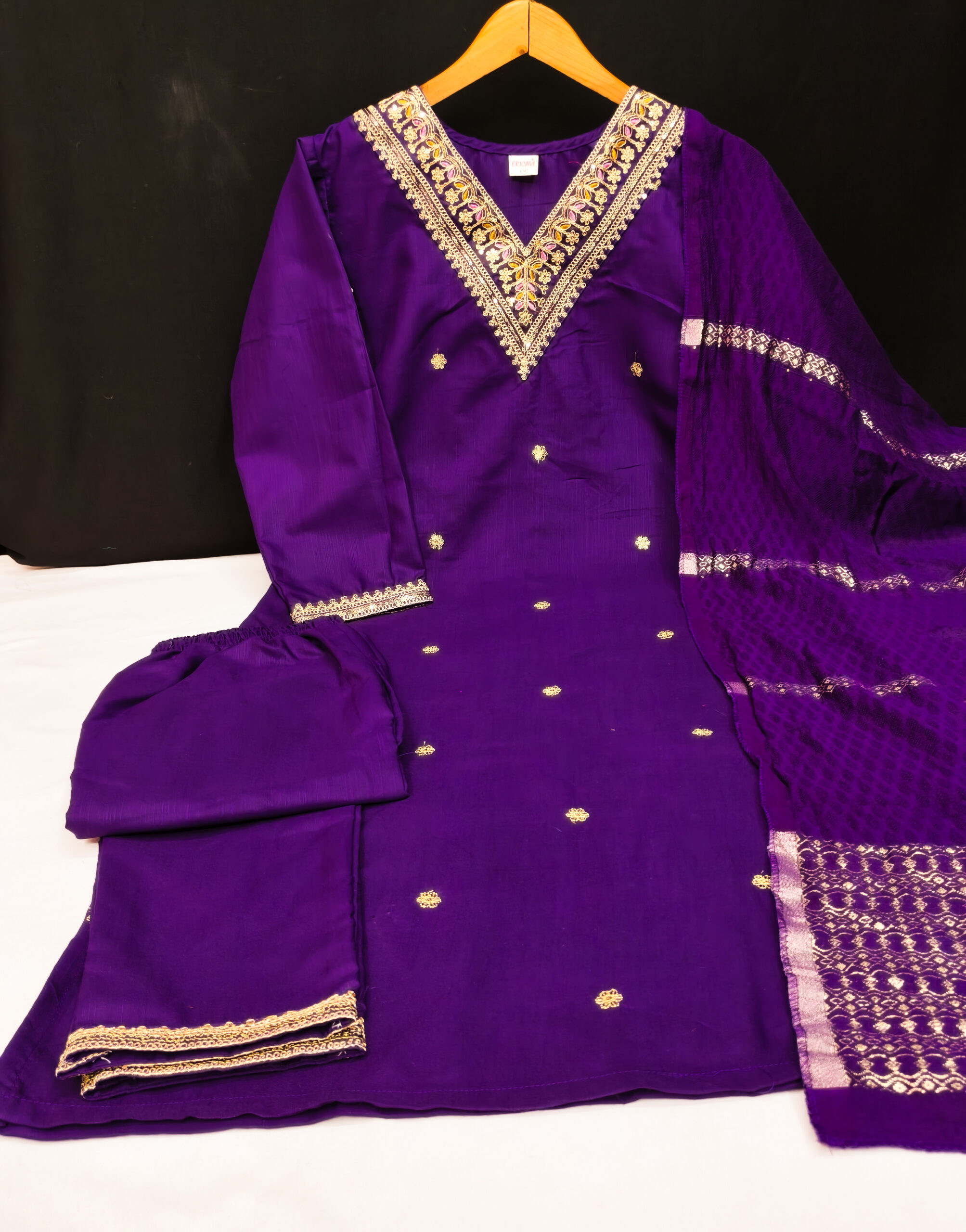 Women V-Neck Zari Embroidery Kurta Set - Image 3