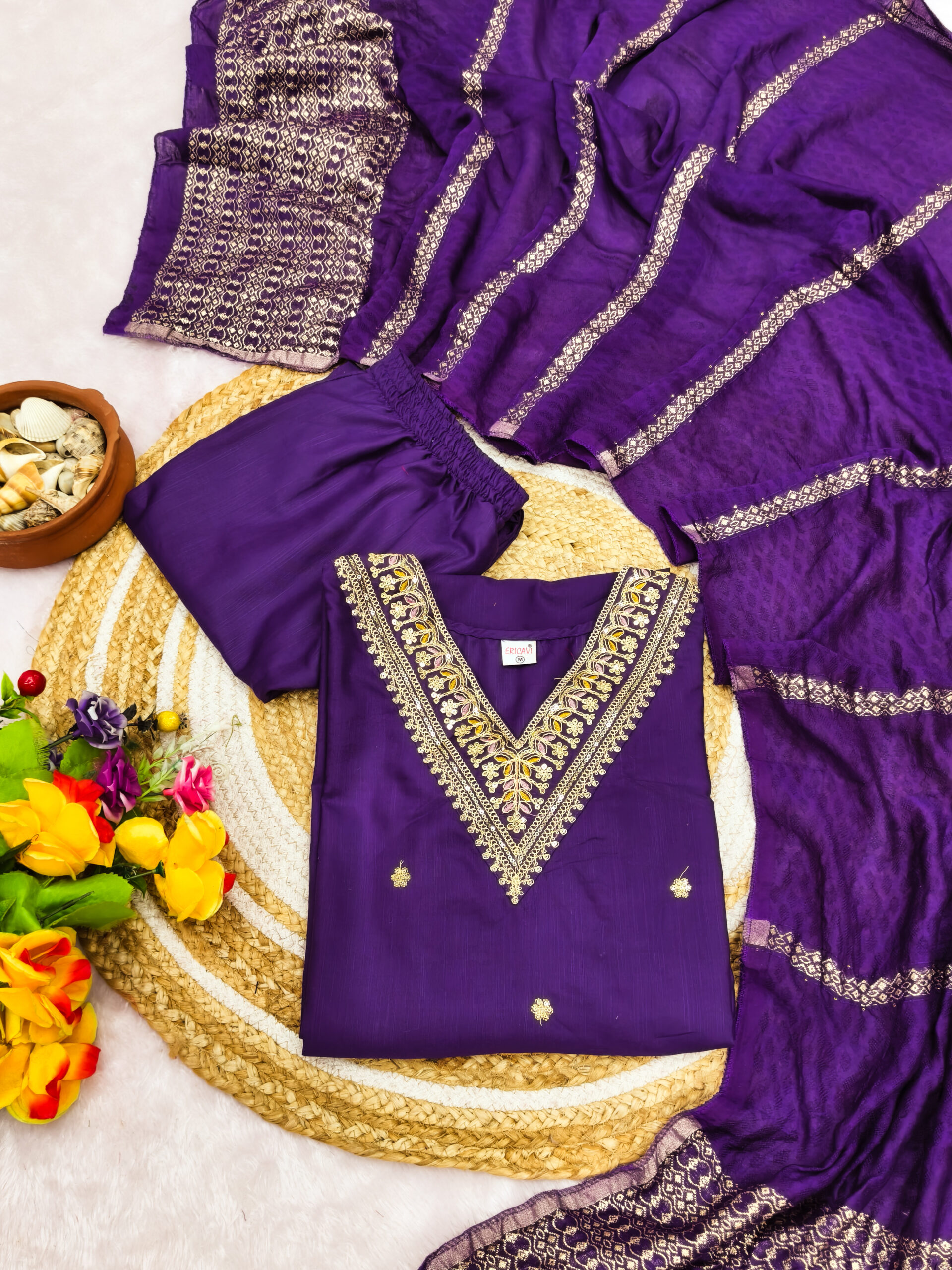 Women V-Neck Zari Embroidery Kurta Set - Image 5