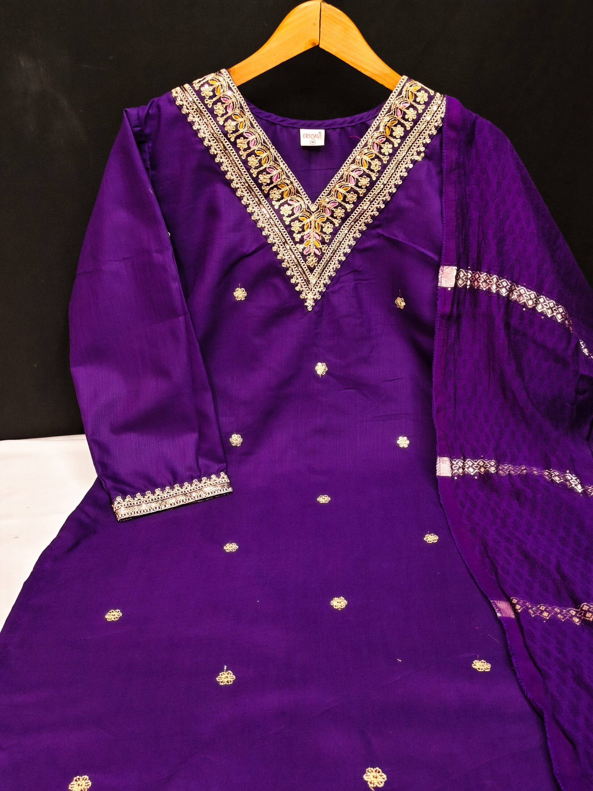Women V-Neck Zari Embroidery Kurta Set - Image 6