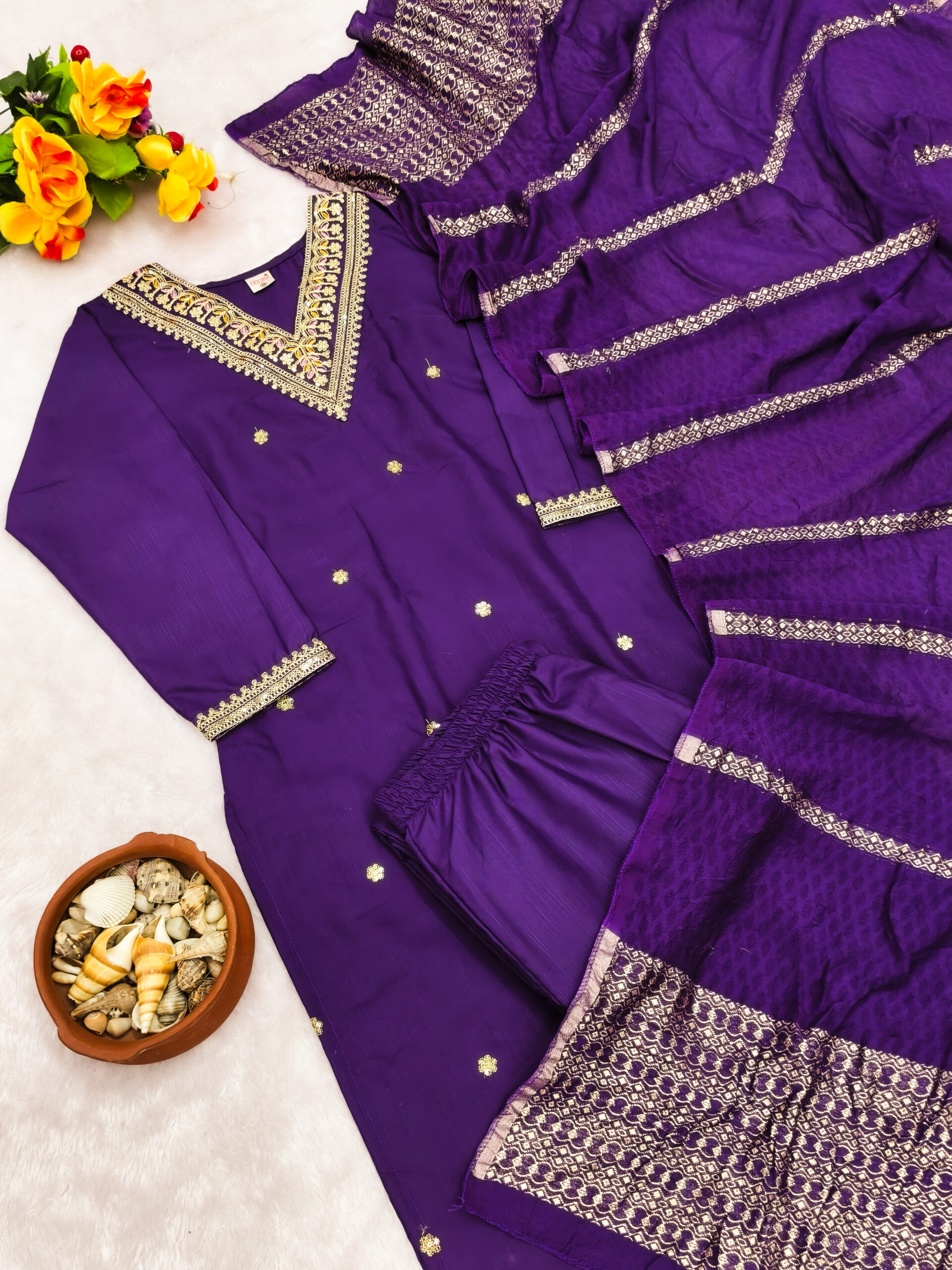 Women V-Neck Zari Embroidery Kurta Set - Image 4